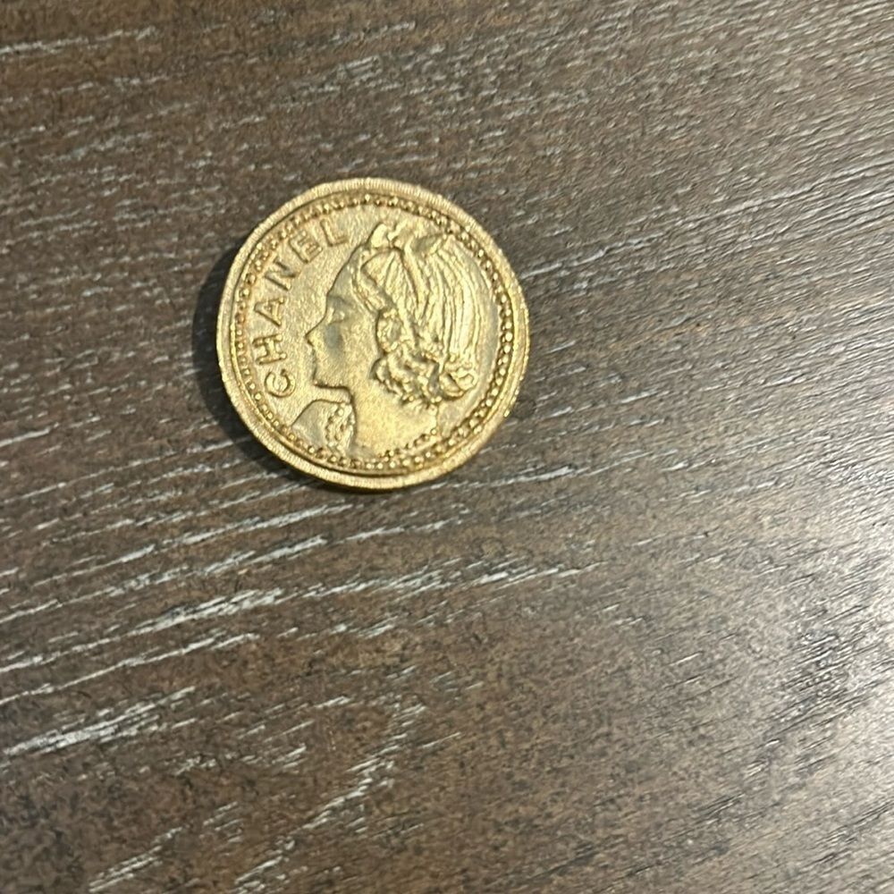 Chanel medallón button